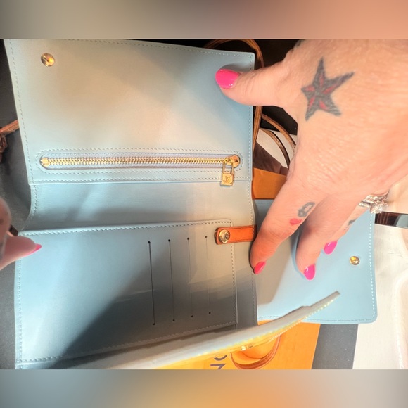 Authentic Louis Vuitton Vernis Crossbody - Picture 15 of 17